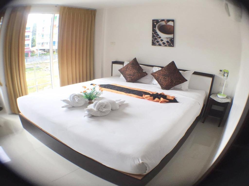Готель Swiss House Patong Екстер'єр фото