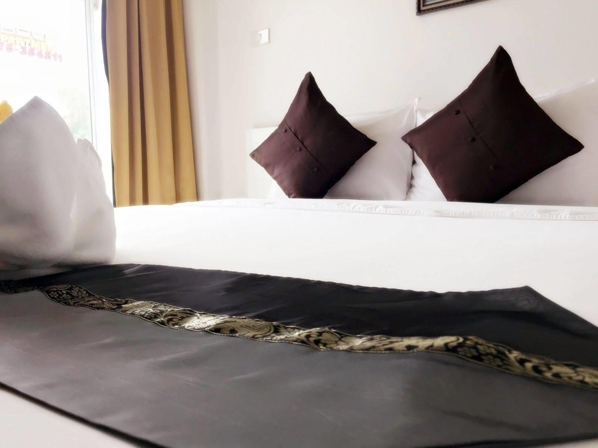 Готель Swiss House Patong Екстер'єр фото