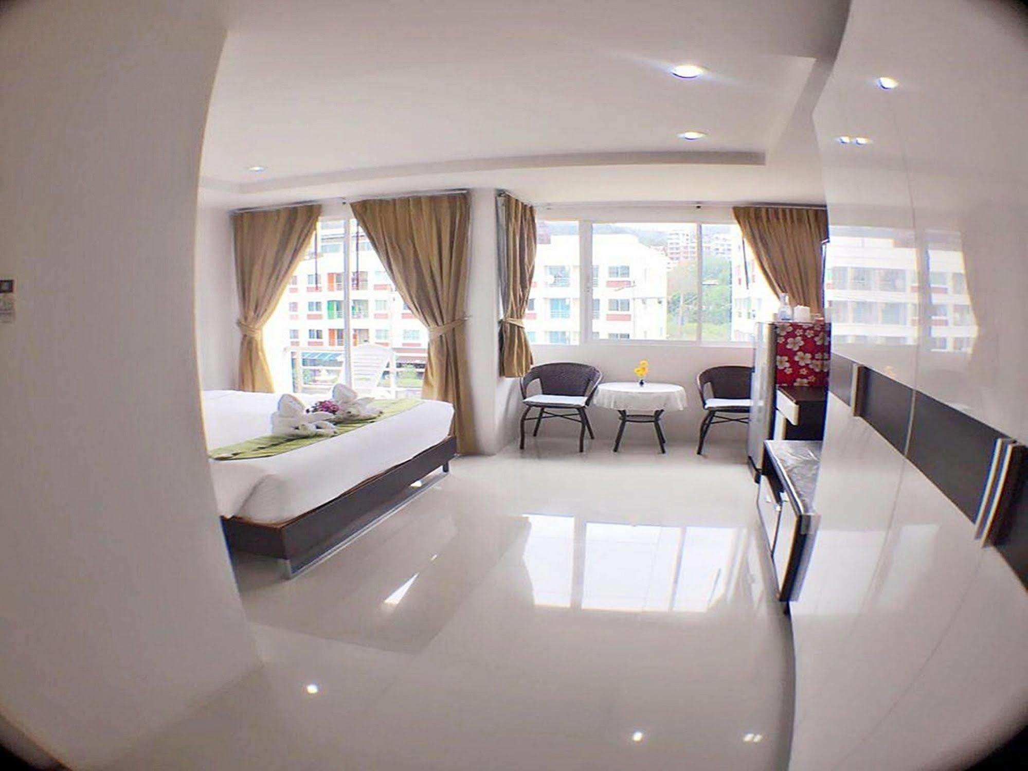 Готель Swiss House Patong Екстер'єр фото